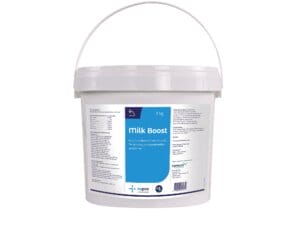 Topro Milk Boost – Pulver zur Anreicherung von Vollmilch für Kälber mit wichtigen Vitaminen und Mineralstoffen wie Eisen, Zink, Kupfer, Mangan und Vitaminen A, D, E, um Wachstum und Entwicklung zu fördern.