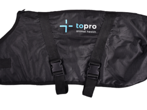 Wasserabweisende und atmungsaktive Kalbedecke von Topro aus reißfestem Polyester – idealer Schutz bei Kälte und Nässe.