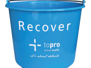 Blauer 20-Liter-Kunststoffeimer mit Griff von Topro – stabiler Eimer für den täglichen Einsatz im Stall.